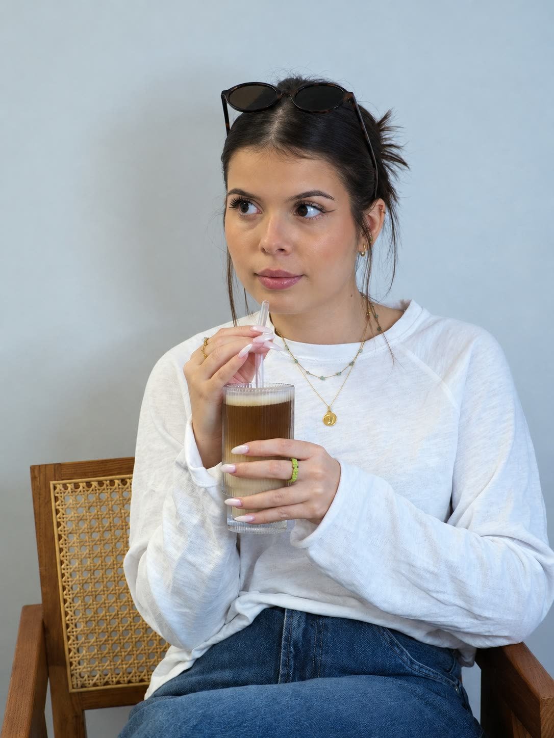 Cloé Penichost, fondatrice de C LAGENCE, assise un café à la main